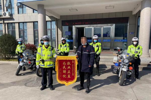 酒驾被拘，出来后给交警送锦旗，为啥？