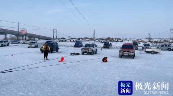 冰面上“撒欢”,哈尔滨一辆越野车坠入清沟! 冰面上“撒欢”,哈尔滨一辆越野车坠入清沟!