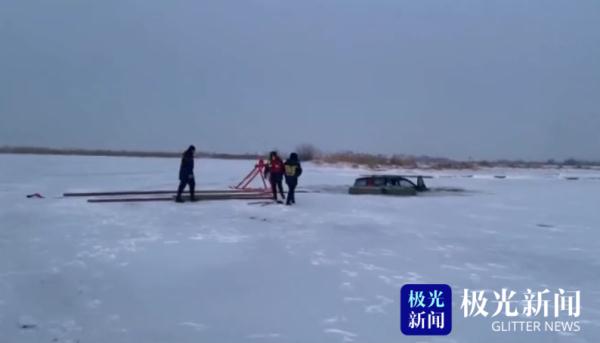 冰面上“撒欢”,哈尔滨一辆越野车坠入清沟! 冰面上“撒欢”,哈尔滨一辆越野车坠入清沟!