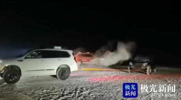 冰面上“撒欢”,哈尔滨一辆越野车坠入清沟! 冰面上“撒欢”,哈尔滨一辆越野车坠入清沟!