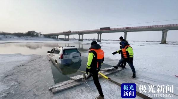 冰面上“撒欢”,哈尔滨一辆越野车坠入清沟! 冰面上“撒欢”,哈尔滨一辆越野车坠入清沟!