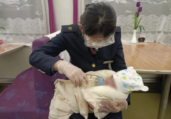 带娃旅客在火车上举动反常，列车长果断报警！