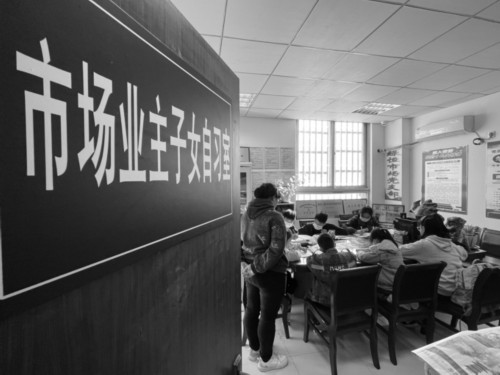 南京多个菜场试点“小课桌”自习室
