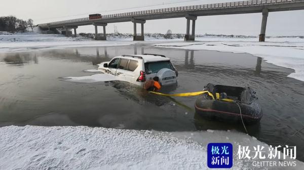 冰面上“撒欢”,哈尔滨一辆越野车坠入清沟! 冰面上“撒欢”,哈尔滨一辆越野车坠入清沟!