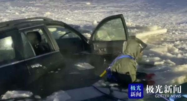 冰面上“撒欢”,哈尔滨一辆越野车坠入清沟! 冰面上“撒欢”,哈尔滨一辆越野车坠入清沟!