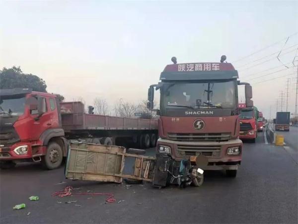 急刹车都冒烟了,还是撞上了! 急刹车都冒烟了,还是撞上了!