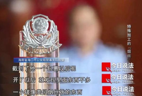 为了拿一个快递,他用被单把自己从头裹到脚...... 为了拿一个快递,他用被单把自己从头裹到脚......