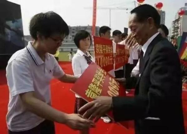 学霸爱跟学霸玩！袁隆平先生的高中同桌也是院士
