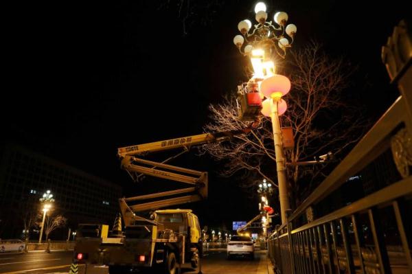 北京长安街启动春节景观布置 20日点亮红灯笼