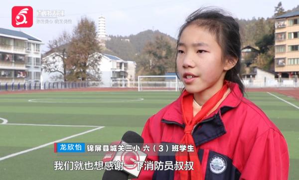 太好哭了！ 这两个小学生悄悄做了这件暖心事， “蓝叔叔”看了忍不住落泪