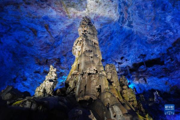 甘肃陇南：秀丽万象洞