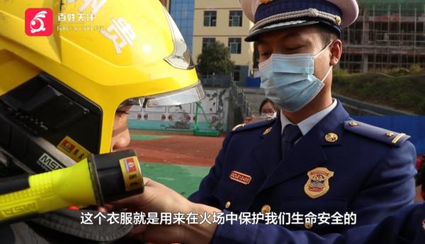 太好哭了！ 这两个小学生悄悄做了这件暖心事， “蓝叔叔”看了忍不住落泪