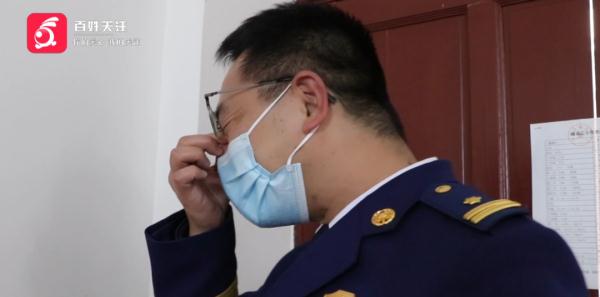 太好哭了！ 这两个小学生悄悄做了这件暖心事， “蓝叔叔”看了忍不住落泪