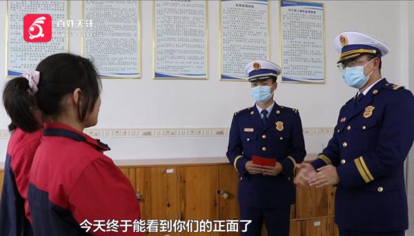 太好哭了！ 这两个小学生悄悄做了这件暖心事， “蓝叔叔”看了忍不住落泪