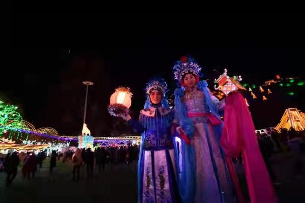 赏灯戏雪过大年 数百冰灯点亮龙庆峡