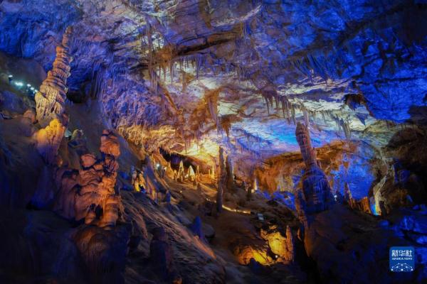 甘肃陇南：秀丽万象洞