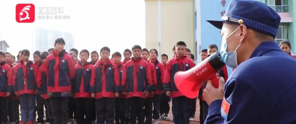 太好哭了！ 这两个小学生悄悄做了这件暖心事， “蓝叔叔”看了忍不住落泪