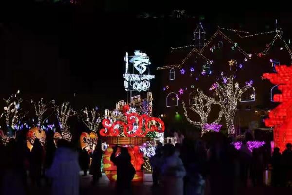 赏灯戏雪过大年 数百冰灯点亮龙庆峡