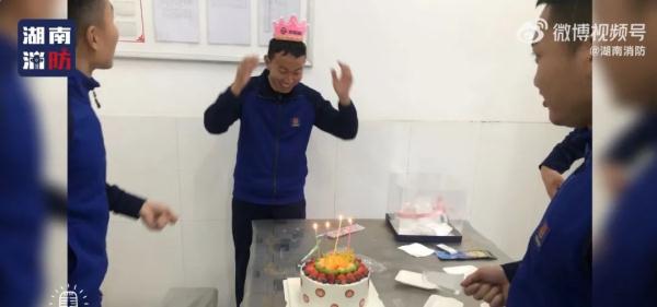 湖南一消防队收到5个匿名送来的生日蛋糕，送蛋糕的竟然是…