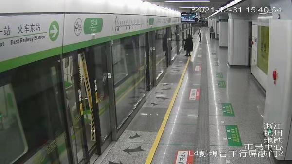 地铁门正在关闭，杭州一女子竟使出这个“神操作”！太危险....