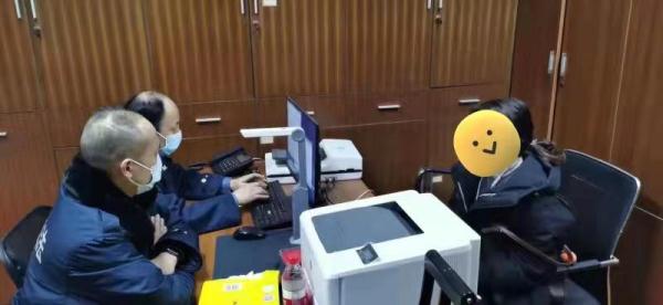 地铁门正在关闭，杭州一女子竟使出这个“神操作”！太危险....