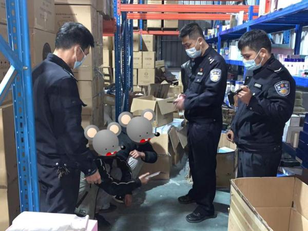 两个小偷深夜闯进快递仓库，竟然只是为了……