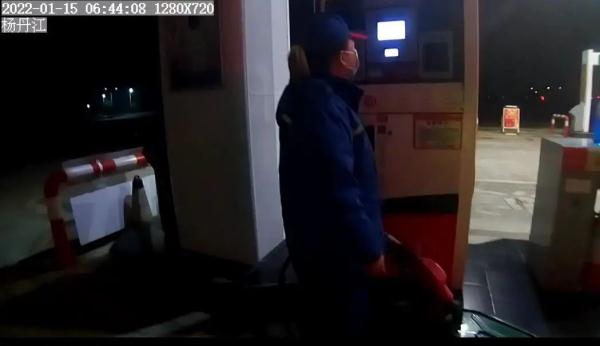 糊涂驾驶员走错路车没油、高速交警解其困