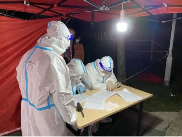 与时间、病毒赛跑,你坚守岗位,我全力配合,这是一场双向奔赴的守护 与时间、病毒赛跑,你坚守岗位,我全力配合,这是一场双向奔赴的守护