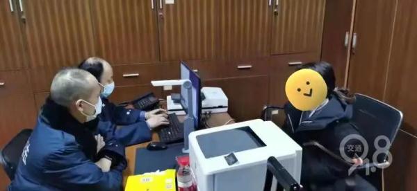 杭州地铁里，一女子突然甩出……4号线延误！