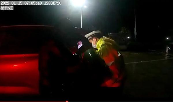 糊涂驾驶员走错路车没油、高速交警解其困