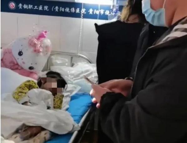 4岁女童被殴打病危，双腿烫伤险要截肢！生父和女友被刑拘