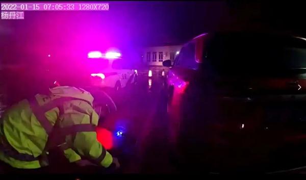 糊涂驾驶员走错路车没油、高速交警解其困