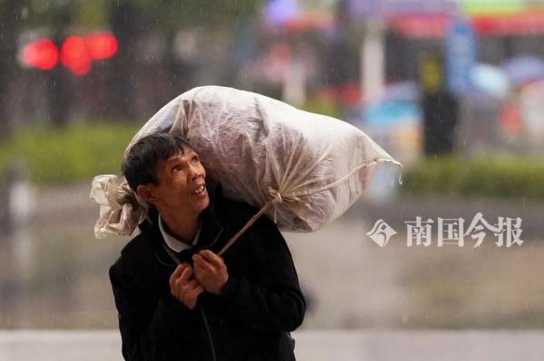 没想到!柳州这两天的雨居然是他们整出来的! 没想到!柳州这两天的雨居然是他们整出来的!