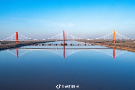 世界上最大跨度的三塔自锚式悬索桥通车