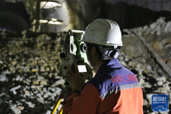 贵南高铁朝阳隧道辅助坑道全线贯通