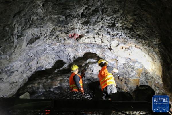 贵南高铁朝阳隧道辅助坑道全线贯通