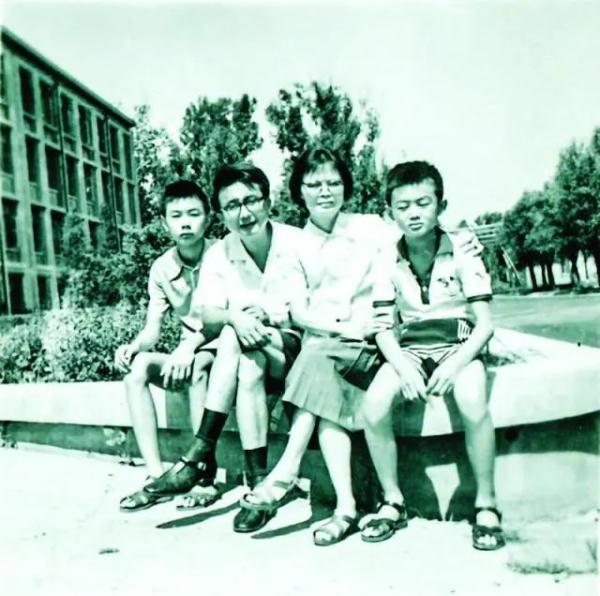 “男子殡仪馆打来电话:能不能写写我们的天才儿子”刷屏,网友泪目!最新消息传来→ “男子殡仪馆打来电话:能不能写写我们的天才儿子”刷屏,网友泪目!最新消息传来→