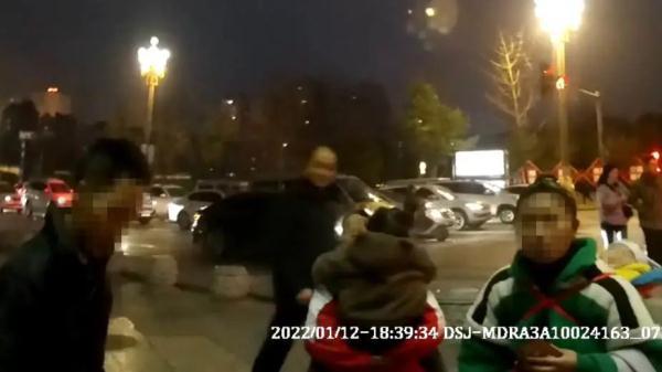 两名女童街头迷路   交警暖心帮助找家人