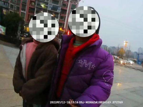 两名女童街头迷路   交警暖心帮助找家人