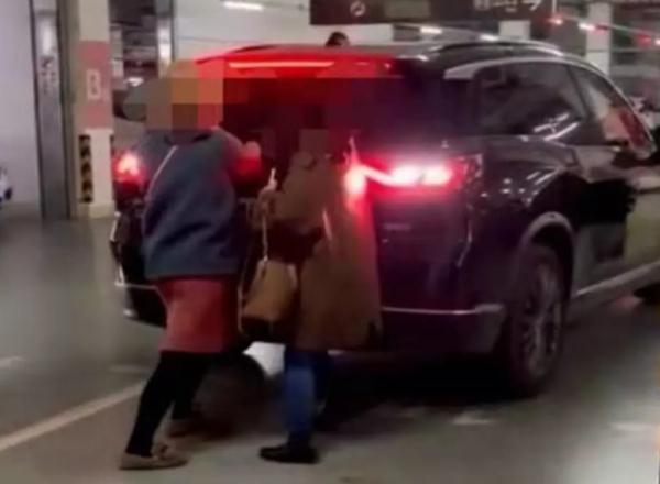 “人肉占车位”?江宁警方回应 “人肉占车位”?江宁警方回应