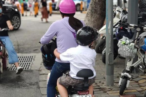 两名女童街头迷路   交警暖心帮助找家人