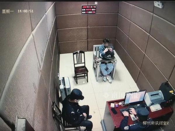 男子在开往柳州的列车厕所里过瘾，一声敲门吓了一跳，结果…