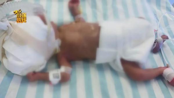 2斤重早产女婴，母亲意外离世，父亲还在服刑，刚满月的她遭遇困境…