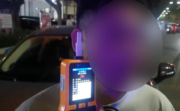 春节临近,吃喝要注意!司机倒车被举报,交警一查竟是因为…… 春节临近,吃喝要注意!司机倒车被举报,交警一查竟是因为……