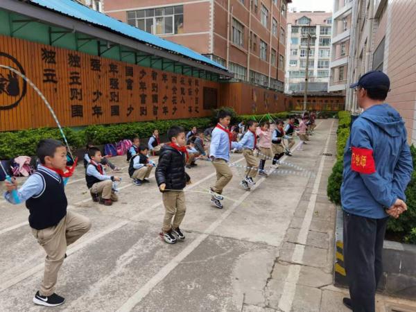 云南:体育教师服装费每年不低于1500元 云南:体育教师服装费每年不低于1500元