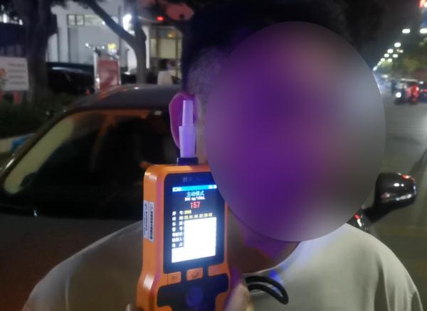 春节临近,吃喝要注意!司机倒车被举报,交警一查竟是因为…… 春节临近,吃喝要注意!司机倒车被举报,交警一查竟是因为……