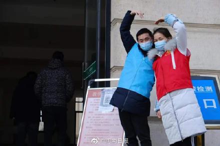 婚礼日变成志愿日 她穿上了和婚纱一样红的志愿服