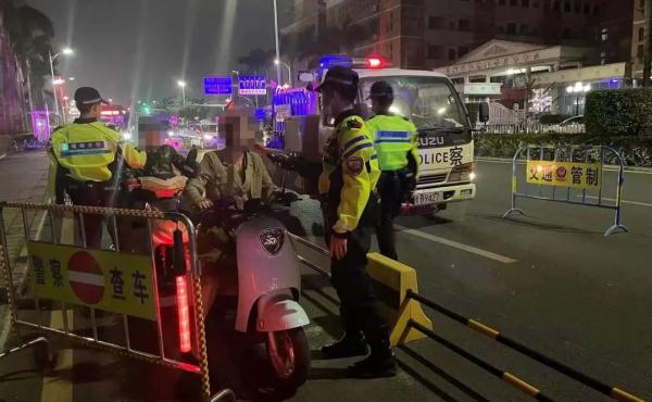 春节临近,吃喝要注意!司机倒车被举报,交警一查竟是因为…… 春节临近,吃喝要注意!司机倒车被举报,交警一查竟是因为……