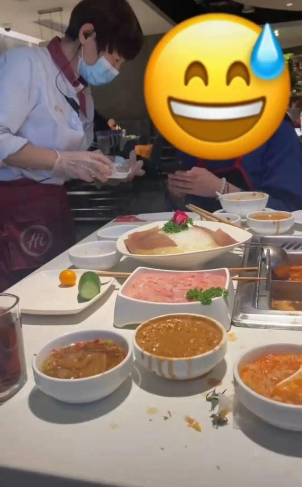 年轻姑娘吃火锅时被服务员阿姨相中做儿媳！然而…