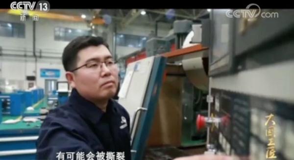 铁路版“最强大脑”！小姐姐一手两支笔，默画全国铁路网！